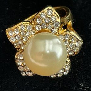 Vintage ring, gold tone with faux pearl and rhinestones